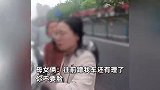 车主直行疑遭母女俩变道插队，剐蹭后对方当场暴怒踢车辱骂：你不要脸