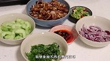 中国这道下酒菜走红国外，老外起初很嫌弃，吃了一次停不下来！