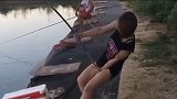 美女在河边钓鱼，接下来一幕尴尬了，看完忍住别笑哦