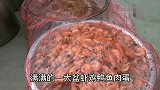 农村结婚喜宴，大厨一个人做45桌的菜，满桌大鱼大肉才500块