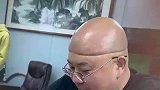 大哥的头上有凹槽，网友见状议论纷纷