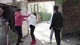 老二老三为大姐报仇，把俩人打的屁滚尿流，解气