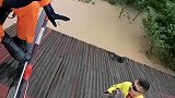 洪水中消防员用直升机营救小狗，人和动物之间友爱画面
