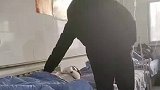 女子生病获男友无微不至的看护，全程没看一眼手机