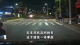 危险！男子骑摩托车过红绿灯突然翘头，后排女子猝不及防被甩下