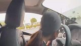 女子把座椅调到前面，让后座的教练享受劳斯莱斯