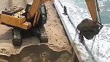 挖机给大海填沙子，这是什么情况