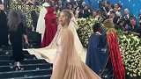 MetGala红毯合集：安妮·海瑟薇气场全开，Lisa秀长腿刘雯气质高级