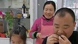 姑娘不好好吃饭老爱看手机，打不得又骂不得，只能委屈孩她爹了！