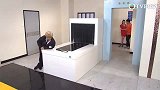 粤语原声爆笑，曾志伟假扮保安搜身，这差别对待太离谱！