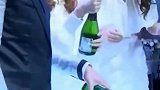两个美女跟古天乐倒酒，瞬间杯子掉了，萱萱没看到