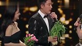 贾乃亮典礼上碰面李小璐，他下意识的举动，导演竟忘了剪