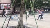我有特殊的骑单车技巧！小哥哥把共享单车玩成了杂技