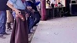 西部牛仔速射比赛，你瞧瞧这姿势里谁最帅？