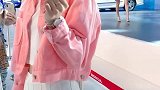 这次不用跳舞了站台下看同事表演