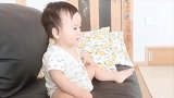 小宝宝乖乖坐着看电视，跟着电视手舞足蹈的样子萌翻了！
