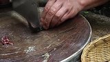 两兄弟吃干锅黑鱼仔，麻辣味，一次吃5斤，鱼刺都不用吐