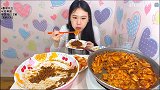 韩国弗朗西斯卡吃炸酱面、辣炒章鱼，小口小口，细嚼慢咽的！