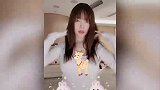 39岁李小璐的友人聚会，嘟嘴照片惹争议：脸部僵硬似蜡像