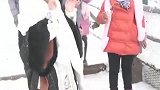 峨眉山遇到猴子抢食物，汉服小姐姐只能放手！