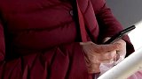 太豪横了！大妈掏400元递给公交司机：我要包车送我回家