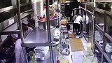 厨师被指朝锅里吐口水 市场监管局：将吊销营业执照