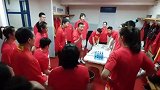 球场如战场 上场就得拼和抢！赛前女篮姑娘更衣室加油打气