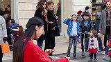 法国街头的经典民乐《步步高》，是一位中国小姐姐演奏的，现场围满了观众。