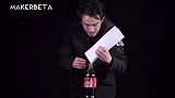 办公室小伙整蛊同事，一声巨响，同事瞬间湿身！