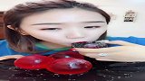 吃冰小姐姐黑芝麻桃子冰，酸甜可口，开胃下饭
