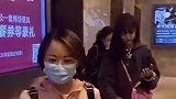 吴宣仪面对粉丝跟拍全程黑脸，最后还狠狠摔车门？