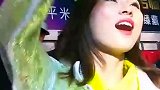 前一秒还在台上激情演出，后一秒下台变小迷妹！