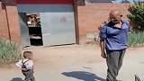 儿子跟爷爷呆了一个月，眼前这一幕，真是哭笑不得！