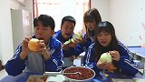 学生误解好果子意思，带手机被老师发现，结果每人得到一个大洋葱