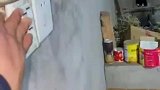 屋子昏暗男子想白天开灯，奶奶觉得浪费