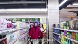 搞笑童年：小时候妈妈带我们去超市，买我们喜欢的东西，妈妈真好