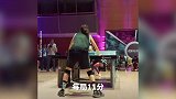 综合-18年-这是什么玩法？乒乓球桌上玩头球 外国人已经嗨疯了-专题