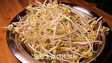 水煮肉片千万别直接下锅煮，教你一个小技巧，保证肉片滑嫩又鲜香