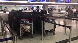 国足队务携装备抵达机场 郑智曾诚提前到达帮忙搬运行李