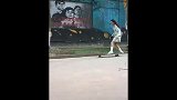 原来萌妹纸玩滑板也可以这么6
