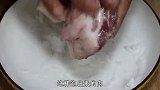 不管解冻什么肉，最忌用水泡，肉店老板教我一招，3分钟快速解冻