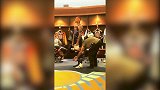 篮球-18年-尼克斯球员在更衣室“捆绑”比斯利 原来山东名宿好这口-专题
