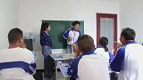 老师给同学们上音乐课，到想到学生改的歌曲太逗了