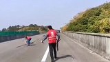 高速上遗落了很多障碍物