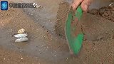 蛏子是这样挖出来的，海边姑娘带你赶海