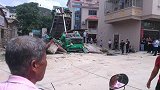 福建南安一土方车撞倒校门 十余吨水泥板砸下司机身亡