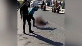 印度男子被两人用棍棒当街打死，路人只顾拍视频