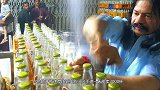 印度汽水小摊，老板开瓶速度快到残影，这手速让人佩服