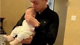 爸爸居然可以单手抱娃，还这么稳健，帅呆了！