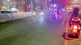 路人街头偶遇炫酷摩托，车身装满跑马灯十分耀眼